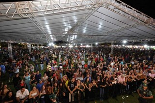 Festa da P&aacute;scoa re&uacute;ne 15 mil pessoas na abertura oficial em Dourados