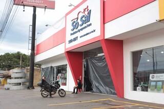 V&iacute;deo mostra momento em que vendaval destr&oacute;i fachada de loja