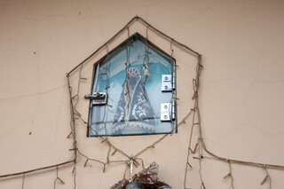 Eliane levou 40 anos para realizar sonho de colocar santa na fachada Eliane levou 40 anos para realizar sonho de colocar santa na fachada