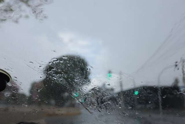 Manh&atilde; ensolarada d&aacute; lugar a forte chuva na Capital neste domingo de P&aacute;scoa