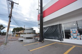 Vento forte estoura vitrine e porta de empresa agropecu&aacute;ria durante temporal