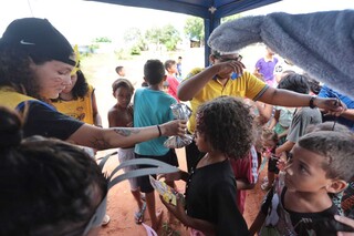 Volunt&aacute;rios distribuem 200 ovos em a&ccedil;&atilde;o de P&aacute;scoa solid&aacute;ria