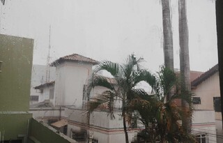 Manh&atilde; ensolarada d&aacute; lugar a forte chuva na Capital neste domingo de P&aacute;scoa