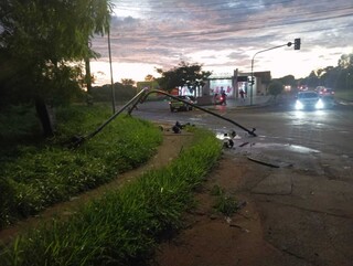 Motorista foge de carona ap&oacute;s derrubar sem&aacute;foro e abandonar picape na avenida