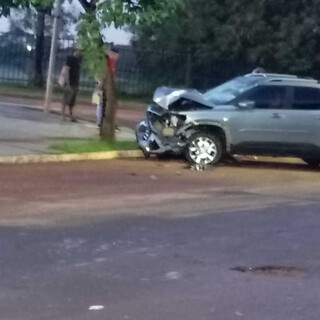 Motorista foge de carona ap&oacute;s derrubar sem&aacute;foro e abandonar picape na avenida