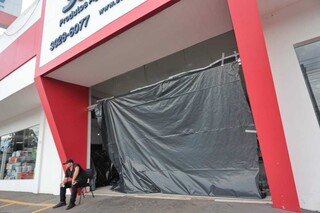 Vento forte estoura vitrine e porta de empresa agropecu&aacute;ria durante temporal