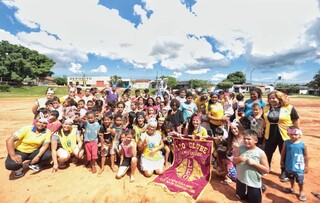 Volunt&aacute;rios distribuem 200 ovos em a&ccedil;&atilde;o de P&aacute;scoa solid&aacute;ria
