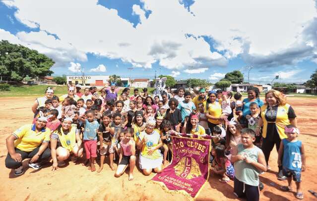 Volunt&aacute;rios distribuem 200 ovos em a&ccedil;&atilde;o de P&aacute;scoa solid&aacute;ria