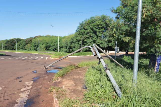 Picape derruba sem&aacute;foro e motorista foge em carro de apoio no Aero Rancho