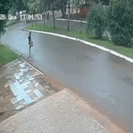 Motociclista atropela idosa, deixa v&iacute;tima em coma e foge sem prestar socorro