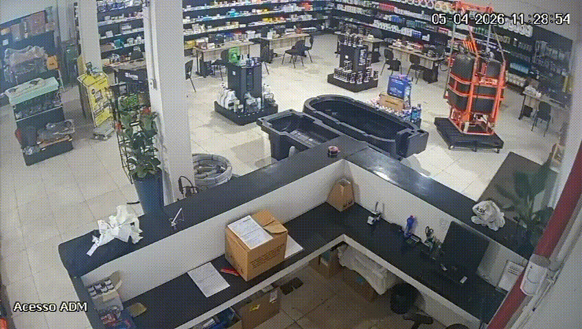 V&iacute;deo mostra momento em que vendaval destr&oacute;i fachada de loja