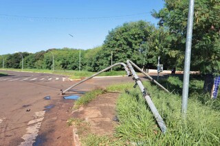 Motorista foge de carona ap&oacute;s derrubar sem&aacute;foro e abandonar picape na avenida