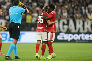 Corinthians perde para o Internacional e amplia sequ&ecirc;ncia sem vit&oacute;rias 