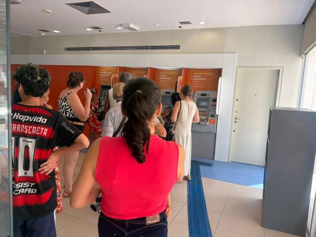 Com caixas inoperantes, clientes enfrentam horas de espera em ag&ecirc;ncias banc&aacute;rias