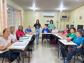 Aos 63 anos, aposentada descobre o mundo das letras e muda a própria história Aos 63 anos, aposentada descobre o mundo das letras e muda a própria história