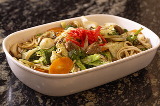 Ap&oacute;s conquistar no almo&ccedil;o, Saizeria abre &agrave; noite com sob&aacute; e yakisoba