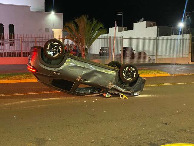 Condutor perde controle, derruba moto e capota na Vila Carvalho