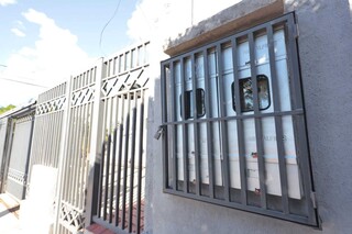 Moradores da Vila Carvalho refor&ccedil;am grades e cercas para conviver com furtos