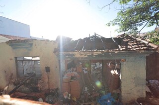 Moradores da Vila Carvalho refor&ccedil;am grades e cercas para conviver com furtos