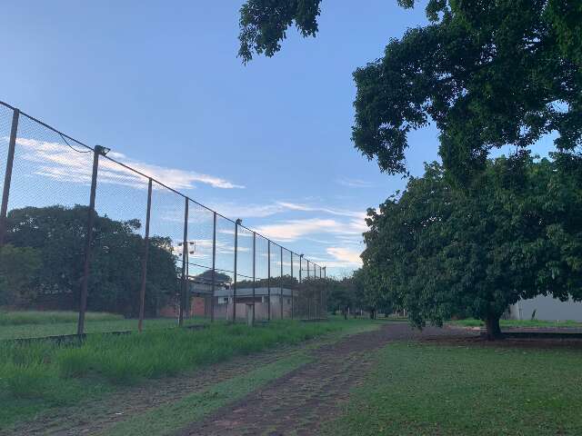 Calor intenso, baixa umidade e risco de chuva marcam o in&iacute;cio da semana