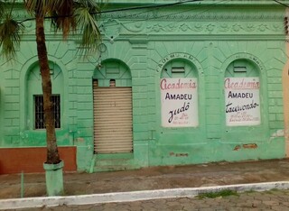 Trauma tirou voz de mestre, mas seu talento no taekwondo virou filme