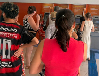 Com caixas fora do ar, clientes enfrentam horas de espera em ag&ecirc;ncias banc&aacute;rias