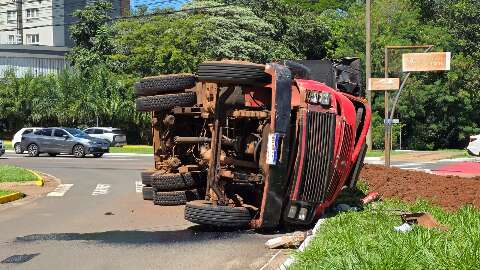 Caminh&atilde;o perde freio e tomba em rotat&oacute;ria da Av. Mato Grosso