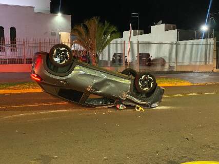 Condutor perde controle, derruba moto e capota na Vila Carvalho