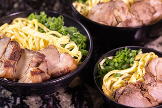 Ap&oacute;s conquistar no almo&ccedil;o, Saizeria abre &agrave; noite com sob&aacute; e yakisoba