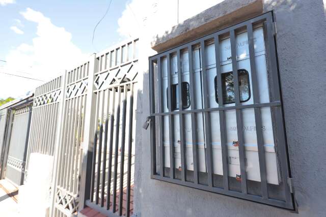 Moradores da Vila Carvalho refor&ccedil;am grades e cercas para conviver com furtos