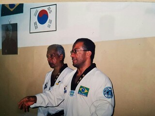 Trauma tirou voz de mestre, mas seu talento no taekwondo virou filme