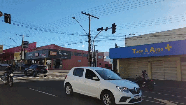 Sem&aacute;foro amanhece virado e tr&acirc;nsito fica tumultuado na Rua Cear&aacute;