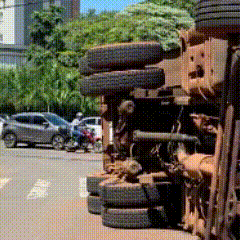 Caminh&atilde;o perde freio e tomba em rotat&oacute;ria da Av. Mato Grosso