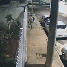 C&acirc;mera flagra invasor pulando muro e furtando lumin&aacute;rias no Bairro Cabre&uacute;va