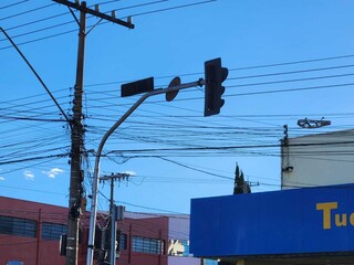 Sem&aacute;foro amanhece virado e tr&acirc;nsito fica tumultuado na Cear&aacute;