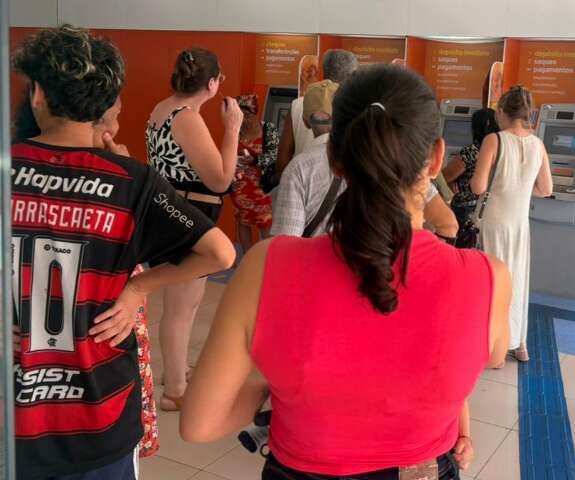 Com caixas fora do ar, clientes enfrentam horas de espera em ag&ecirc;ncias banc&aacute;rias