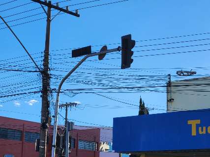 Sem&aacute;foro amanhece virado e tumultua tr&acirc;nsito na Avenida Cear&aacute;