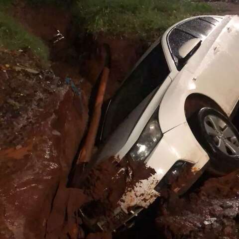 Carro cai em cratera e fica preso ap&oacute;s chuva no Ramez Tebet