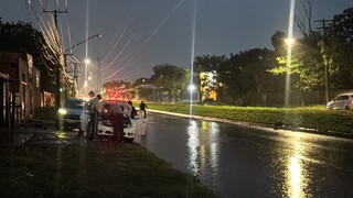 Ve&iacute;culos ficam danificados ap&oacute;s a chuva alagar a Avenida Guaicurus