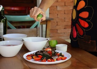 Hibisco n&atilde;o &eacute; s&oacute; ch&aacute;, folha roxa vira salada simples super nutritiva 