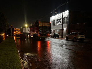 Caminhão, ônibus e carros atolam e travam avenida no Zé Pereira Caminhão, ônibus e carros atolam e travam avenida no Zé Pereira