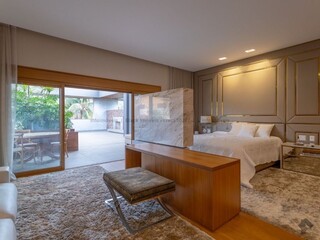 Mansão de luxo tem árvore centenária e espaço para 20 carros Mansão de luxo tem árvore centenária e espaço para 20 carros