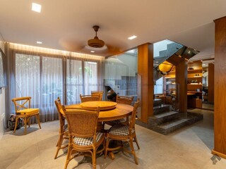 Mansão de luxo tem árvore centenária e espaço para 20 carros Mansão de luxo tem árvore centenária e espaço para 20 carros