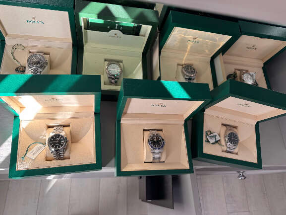 Durante opera&ccedil;&atilde;o, policiais saem de pr&eacute;dio na Afonso Pena com 7 Rolex e celular 