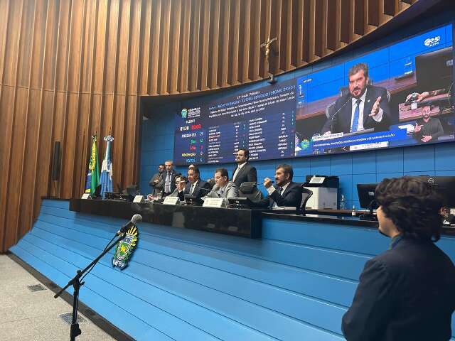 Deputados aprovam título de visitante ilustre a Flávio Bolsonaro