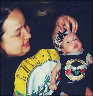 F&atilde; do Guns d&aacute; nome de Slash ao filho que nasceu com 726 g e lutou muito