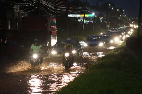 Ve&iacute;culos ficam danificados ap&oacute;s a chuva alagar a Avenida Guaicurus