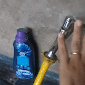 Sem &aacute;gua h&aacute; mais de 10 horas, escola municipal cancela aula e moradores reclamam