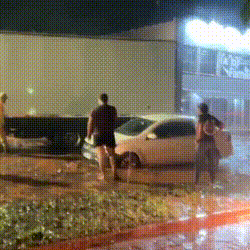 Caminh&atilde;o, &ocirc;nibus e carros atolam e travam avenida no Z&eacute; Pereira