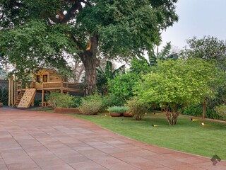 Mansão de luxo tem árvore centenária e espaço para 20 carros Mansão de luxo tem árvore centenária e espaço para 20 carros